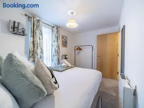 Cosy and Exquisite 2 Bed 2 Bath In The Heart Of Sittingbourne - Image 3