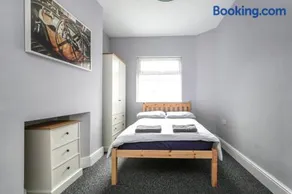 5 bedroom house, free parking, near football, sleeps 8 - Image 3