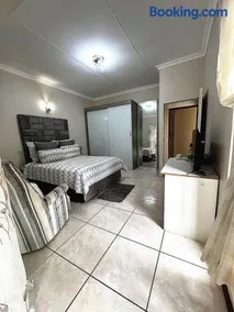 Zee Lifestyle Guesthouse - Image 4