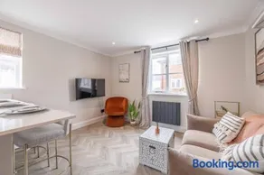 Stylish 2 Bed with Parking, 5 Min Walk to Windsor - Image 3