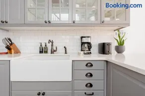 Luxury Couples Retreat - 15 min to NYC, PATH - Quiet & Stylish Duplex - Image 1