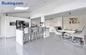 Luxury Stay In Heart Of Nunthorpe by GR Estates - Image 4