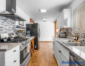 Modern home near UVU and BYU with hot tub and mountain views - Image 3