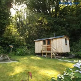 'Morris' the shepherd's hut ,woodland hot tub available, separate fee - Image 1