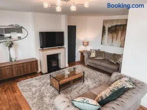 Charming 2-Bed House by Brookland Stays in Jersey Free Wi-Fi & Parking Included - Image 2