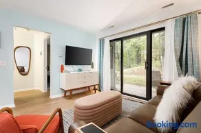 Retro Condo Beach & Pool Access Near Downtown - Image 4