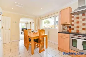 Tara, Spacious Family Home, Wonderful Sea Views - Image 3