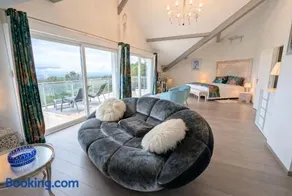 Luxurious Villa with Pool - Image 4