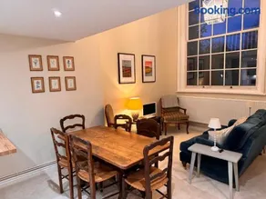 Unique garden flat in converted chapel - Hungerford - Image 2