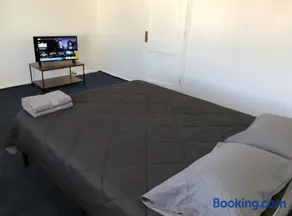 Private house with 3 bedrooms and 1 bathroom, free parking, convenient to NYC Manhattan bus and train, MetLife Stadium FIFA World Cup 35 minutes away - Image 5