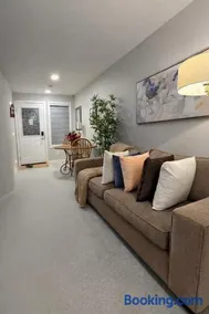 Luxury 2 bed walkout suite near Calgary YYC airport - Image 1
