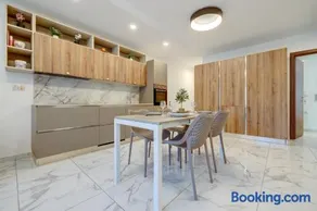 Stylish 2BR Getaway Steps from the Promenade by Buena Vista - Image 4