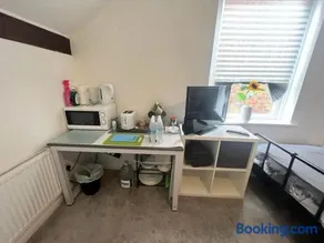 Sleeps up to 8 Free Parking Large Town House 3 Bed, 2 Bathrooms Private Locked Garden In-between Nottingham & Derby Contractor Friendly - Image 4