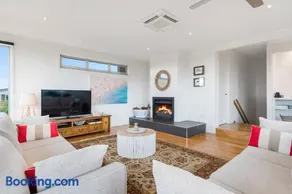 Aireys Coastal Beach House Luxury with Ocean Views - Image 2