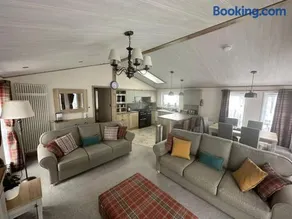 Luxury 6-8 Berth Lodge - Image 1