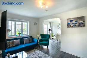 Heart of Windsor Private Garden, Free Parking & Stylish 3BR Home - Image 2