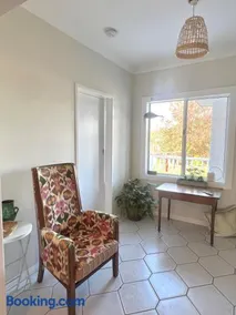Bright cottage, quiet and centrally located - Image 2