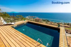 Sea-view villa for 8 guests with heated pool - Image 2