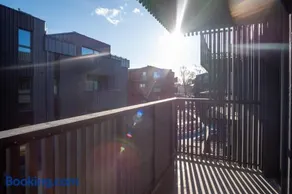 Dream Stay - Brand New Apartment with Balcony & Free Parking - Image 2