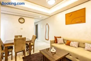 Luxurious and Cozy Apartment with Parking and View - Image 2