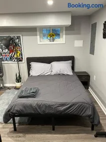 Private English Basement Studio Free Parking Steps to Metro - Image 2