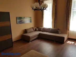 Stylish historic flat for 4 in heart of OldBuda - Image 3