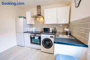 Trendy New Cosy 1BR Near Lively City Road Strip - Image 2