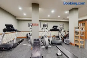 Resort Townhome with Deck Grill Fireplace WiFi Shared Pool & Hot Tub-Sauna - Image 3
