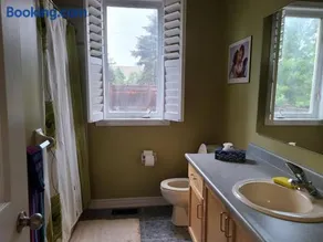 ABOVE Ground 1 Bedroom for Solo Traveler in a House - Image 2