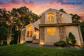 Harmony Hill Stylish 4bd Mountain Retreat, Hot Tub, Games - Image 1