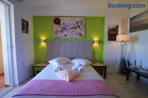 Boutique Seafront Apartments - Image 2