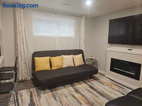 Cozy 2 Bedroom Suite, Queen Beds, Near the Airport - Image 3