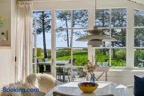 Beachside Cottage With Sea View And Cozy Outdoor Shelter - Image 4