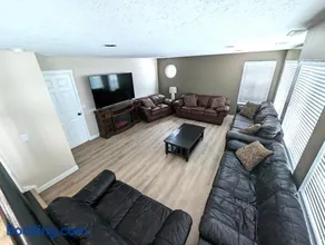 Cute Spacious Home - Image 4