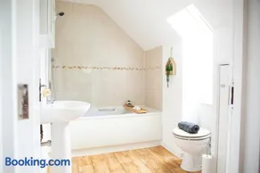 Y-Not Cottages - 1BR, Cotswold Edge with Scenic Terrace - Image 2