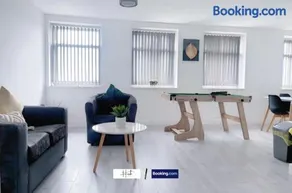 Spacious 2-Bedroom Apartment with Parking, Smart TV & Superfast Wi-Fi - Image 1