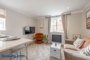 Stylish 2 Bed with Parking, 5 Min Walk to Windsor - Image 4
