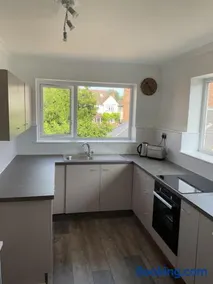 Large 2-bedroom maisonette with free parking - Image 3