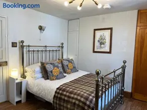 Boutique Cottage with Walk-in Rain Shower & Parking - Image 3