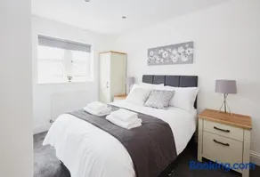 Listers Lodge - Image 1