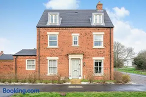 Modern 3-Bed plus Office - Walk to Bicester Village - Image 2