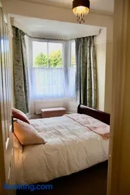 Mostyn Villa Free Private Parking - Image 3
