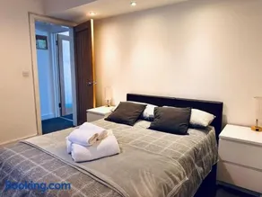 High Street Duplex 3 Bed Flat - Image 3