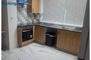 Central Cardiff near Principality Stadium Tramshed Central Station & Wales Millennium Centre Luxury 5-Bed House Sleeps 13 with Parking & Garden - Image 2