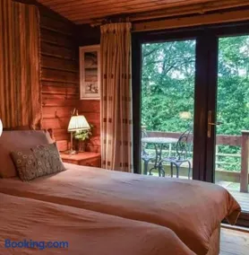 2 Bed Lodge - Sleeps 4 - Pets - Parking - Wifi - Image 4