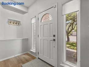 Modern 5BR Family Home - Image 2