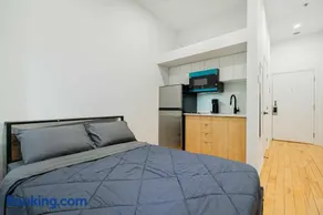 Cozy Studio Near Downtown Montreal With Parking - Image 1
