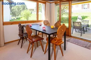 Garden apartment with mountain views & barbecue - Image 1
