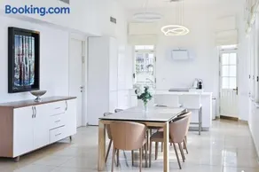Chic 2BR Apartment close to the beach by HolyGuest - Image 5