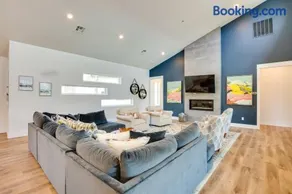 Relax Fireside! Waterfront Malakoff Home w/ Pool - Image 4